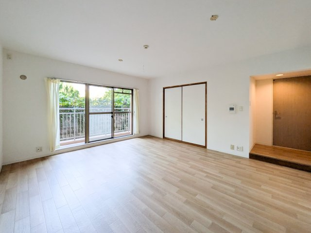 グラーノ芦屋の居間・リビング|こちらのリビングで趣味の時間をお楽しみください