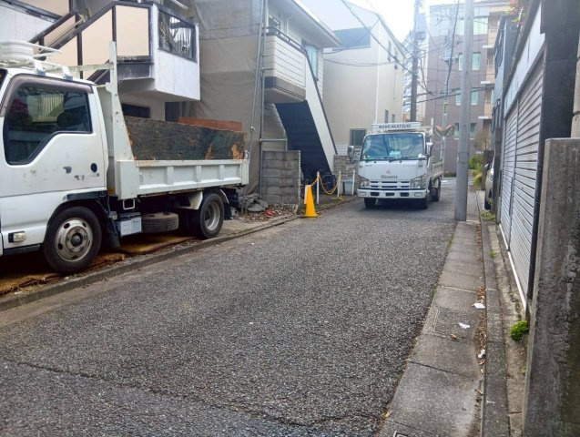 世田谷区池尻　建築条件付売地の前面道路含む現地写真