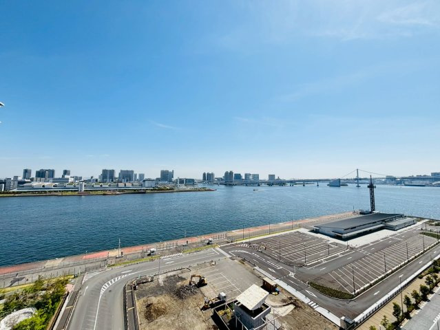 【バルコニーからの眺望】レインボーブリッジ・晴海運河・豊洲市場が見渡せる住戸になります。都心の喧騒から離れ、心落ち着く景色を堪能できます。