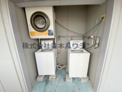 【その他共用部分】 | 　エクセレント忍ヶ丘 | 各フロアにコインランドリーがあります