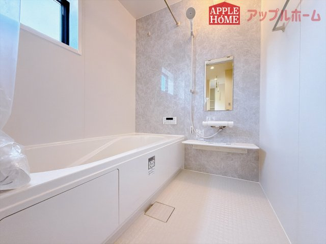 [新築住宅] 東松山市松葉町 全2棟の浴室|窓付きのバスルームは、採光もあり明るく気持ちの良い空間です。窓があることで、換気環境も良好。掃除もスムーズに出来ます♪