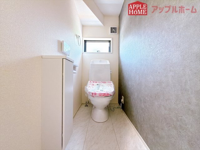 [新築住宅] 東松山市松葉町 全2棟のトイレ|白を基調とした清潔感のある明るい空間。温水洗浄便座付きで、毎日快適・清潔に使用できます。操作しやすい壁面リモコンを採用しています。