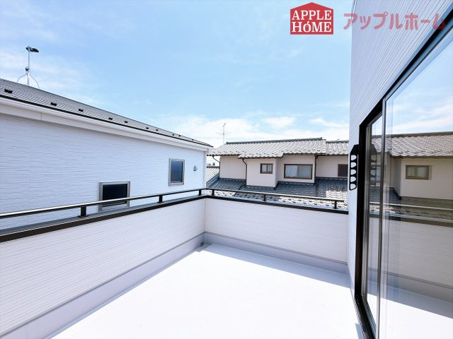 [新築住宅] 東松山市松葉町 全2棟のバルコニー|奥行を広めに取ったバルコニー♪家族分の洗濯物もしっかり干せます。日当たりも良く、毎日のお洗濯が楽しくなりそう♪