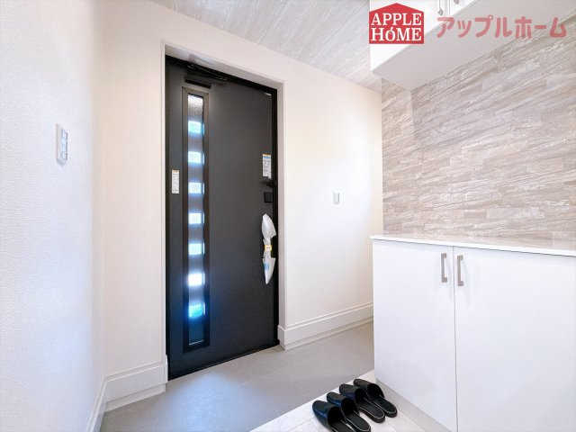 [新築住宅] 東松山市松葉町 全2棟の玄関|上下棚にたっぷり靴を収納できます。「ただいま」と玄関を開けた瞬間から、奥に広がる空間を明るい室内を感じられますね♪