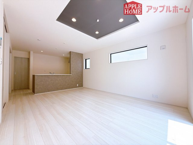 [新築住宅] 東松山市松葉町 全2棟の居間・リビング|広々リビング×対面キッチンで家族の会話も弾みます♪家族団らんの秘訣は間取りにあり☆夢のマイホームを一緒に叶えましょう！