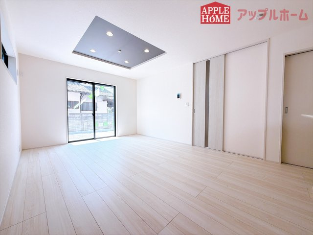 [新築住宅] 東松山市松葉町 全2棟の居間・リビング|窓から差し込む光で家族を温かく包み込みます。明るいリビングで子育てする喜びを☆いつでも見学可能です！