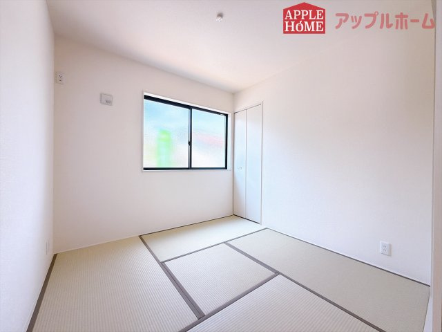 [新築住宅] 東松山市松葉町 全2棟の和室|クローゼット付きの和室は、収納スペースが豊富で部屋全体がすっきりと片付きやすいのが特徴です。荷物を整理しやすく、生活感を抑えた洗練された空間を保てます。