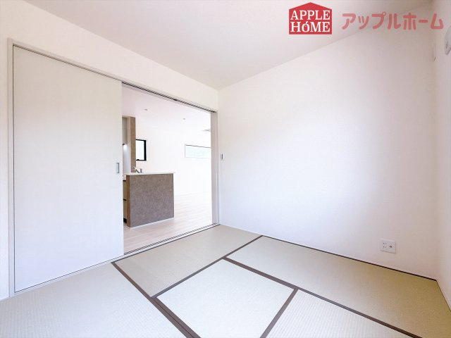 [新築住宅] 東松山市松葉町 全2棟の和室|クローゼット付きの和室は、収納スペースが豊富で部屋全体がすっきりと片付きやすいのが特徴です。荷物を整理しやすく、生活感を抑えた洗練された空間を保てます。