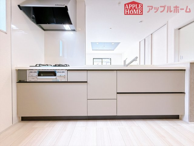 [新築住宅] 東松山市松葉町 全2棟のキッチン|キッチンから部屋中が見守れるので、小さなお子様がいるご家庭でも安心です。シンプル×ナチュラルな温かい空間は、どんなスタイルの家具も合わせやすいお部屋です。