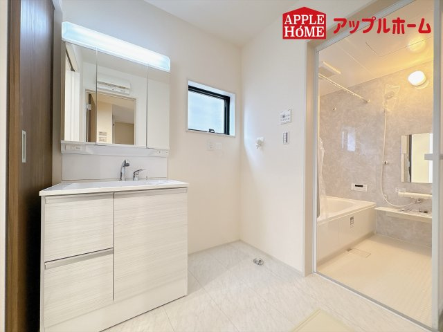 [新築住宅] 東松山市五領町 全3棟の独立洗面台|ゆとりの洗面スペースで朝の身支度も快適スムーズに。３面鏡で髪のセットやお化粧もストレスなくこなせ、朝から気分良く通勤通学に向かえそうですね！鏡の裏にはたっぷりと収納スペースを標準装備