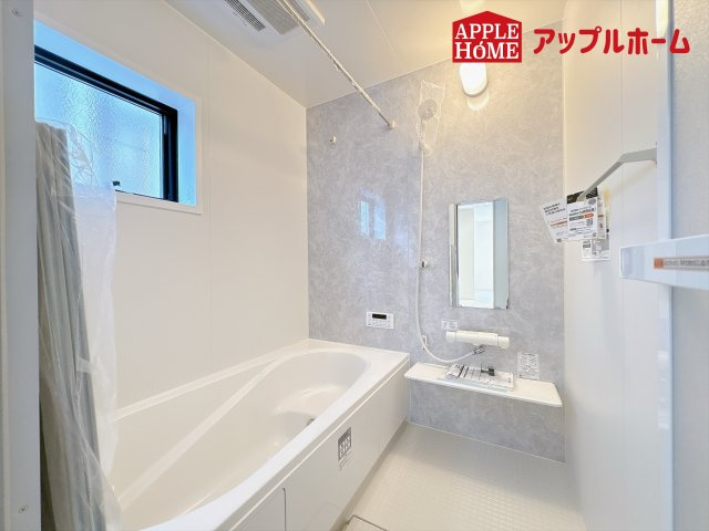[新築住宅] 東松山市五領町 全3棟の浴室|窓付きのバスルームは、採光もあり明るく気持ちの良い空間です。窓があることで、換気環境も良好。掃除もスムーズに出来ます