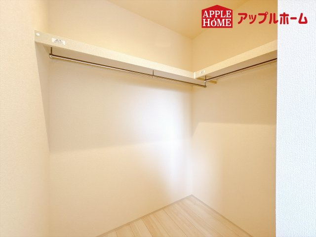 [新築住宅] 東松山市五領町 全3棟の収納|お洋服を大切にされる方に大変喜ばれる、ウォークインクローゼット。お洋服以外にも掃除機やスーツケースなどを一箇所に集約できるのは魅力ですね！扉が一箇所ですので、お部屋の見た目にもスッキリ！