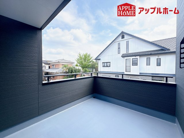 [新築住宅] 東松山市五領町 全3棟のバルコニー|奥行を広めに取ったバルコニー♪家族分の洗濯物もしっかり干せます。日当たりも良く、毎日のお洗濯が楽しくなりそう♪