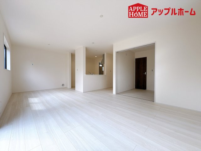[新築住宅] 東松山市五領町 全3棟の居間・リビング|広々リビング×対面キッチンで家族の会話も弾みます♪家族団らんの秘訣は間取りにあり☆夢のマイホームを一緒に叶えましょう！