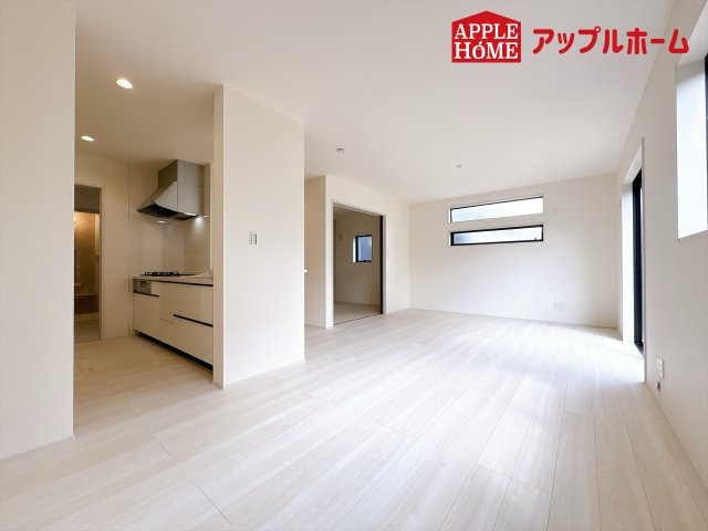 [新築住宅] 東松山市五領町 全3棟の居間・リビング|窓から差し込む光で家族を温かく包み込みます。明るいリビングで子育てする喜びを☆いつでも見学可能です！