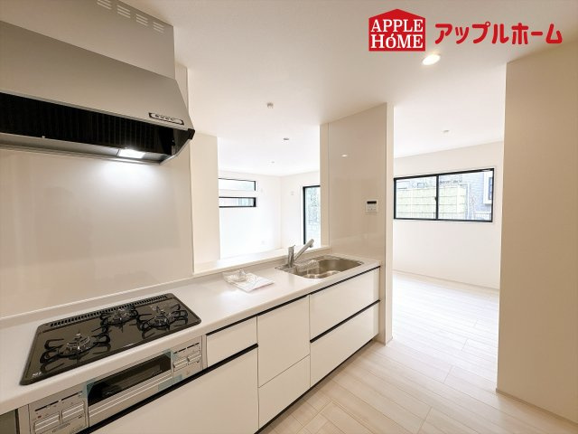 [新築住宅] 東松山市五領町 全3棟のキッチン|見栄えもよくお手入れもスムーズに出来ます。豊富な収納力もございますので、キッチンスペースをスッキリとお使い頂けそうです。