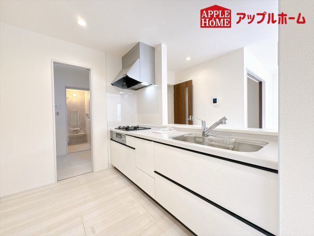 [新築住宅] 東松山市五領町 全3棟のキッチン|対面式キッチンは、家族のコミュニケーションを育み、子育て家族にも好適なプラン！リビングで寛ぐご家族をいつも感じられます♪会話を楽しみながら家事ができ、小さいお子様がいても安心です！