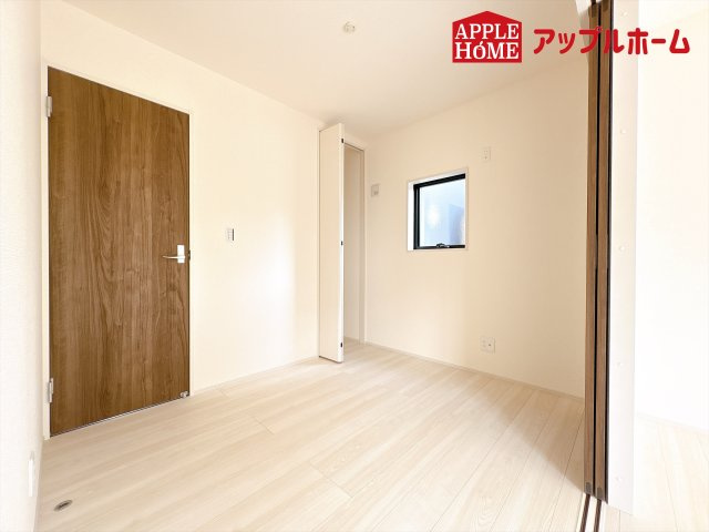 [新築住宅] 東松山市五領町 全3棟の洋室|広々とした居住空間は日々の暮らしを彩り、心のやすらぎと満足感を与えてくれます。通風と採光を考慮した設計は子供たちはのびのび育ち、家族でくつろぎと団らんを生み出します。