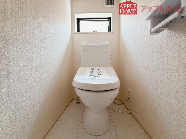 [新築住宅] 熊谷市箱田 第7 全1棟のトイレ|白を基調とした清潔感のある明るい空間。温水洗浄便座付きで、毎日快適・清潔に使用できます。操作しやすい壁面リモコンを採用しています。