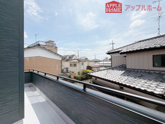 [新築住宅] 熊谷市箱田 第7 全1棟のバルコニー|家族分の洗濯物もしっかり干せます。日当たりも良く、毎日のお洗濯が楽しくなりそう♪お布団は手軽に干せていつもポカポカに☆