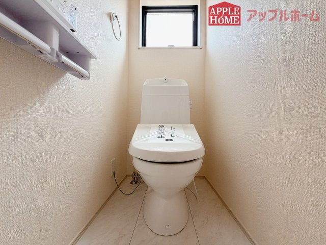 [新築住宅] 熊谷市箱田 第7 全1棟のトイレ|白を基調とした清潔感のある明るい空間。温水洗浄便座付きで、毎日快適・清潔に使用できます。操作しやすい壁面リモコンを採用しています。