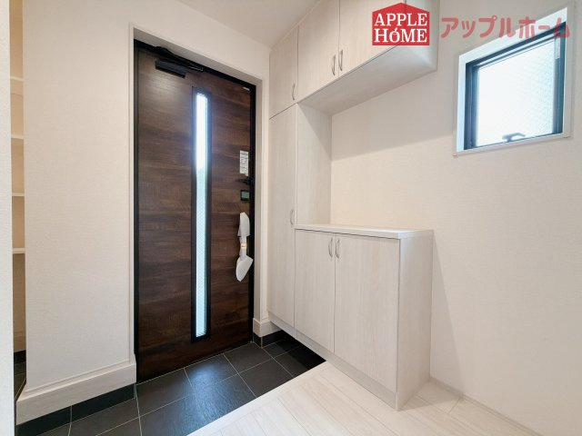 [新築住宅] 熊谷市箱田 第7 全1棟の玄関|上下棚にたっぷり靴を収納できます。「ただいま」と玄関を開けた瞬間から、奥に広がる空間を明るい室内を感じられますね♪