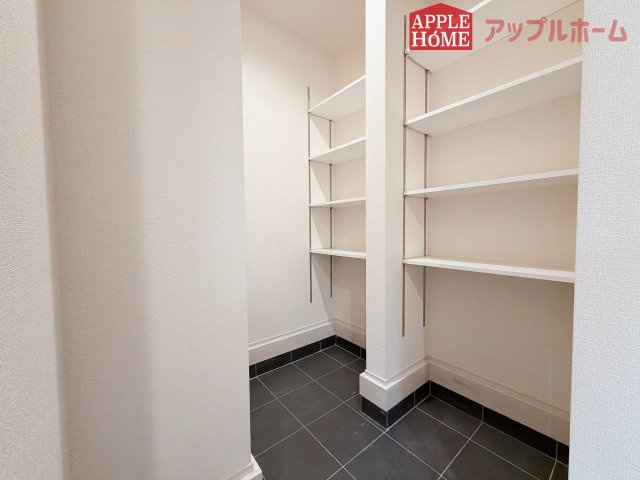 [新築住宅] 熊谷市箱田 第7 全1棟の玄関|ご家族皆様の靴やお手入れ用品を収納できる収納棚を設置！お家に出会う人々を迎える玄関だからこそ、常に整理整頓しておきたいですね♪