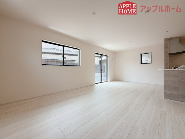[新築住宅] 熊谷市箱田 第7 全1棟の居間・リビング|窓から差し込む光で家族を温かく包み込みます。明るいリビングで子育てする喜びを☆いつでも見学可能です！