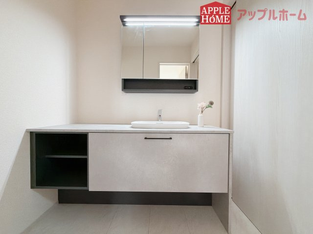 [新築住宅] 熊谷市箱田 第7 全1棟の独立洗面台|鏡の裏に歯ブラシや化粧水、整髪料など小物を隠して収納でき、生活感を出さずに綺麗な空間に保てます。また、左右の鏡を動かすことで横や後ろ向きの姿をチェックできるのも嬉しいポイントです