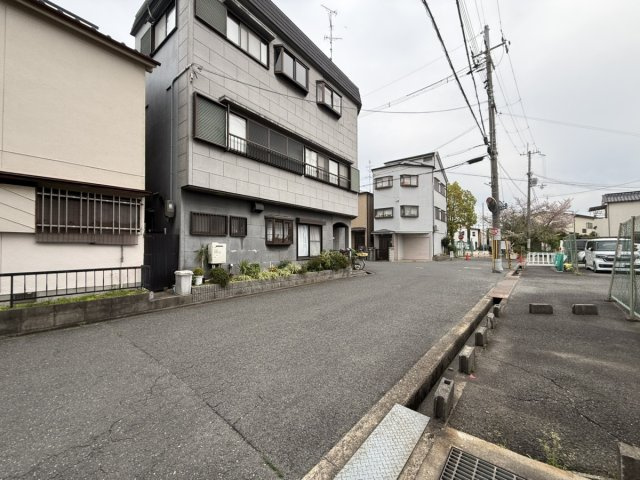 家事楽動線×片づけ場所大容量の５LDKの前面道路含む現地写真