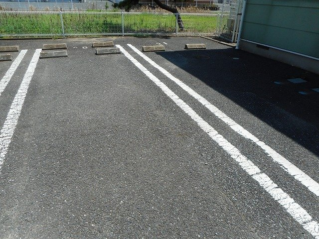 フォンテーヌ・Ⅲの駐車場|車をお持ちの方に嬉しい駐車場付きの物件です