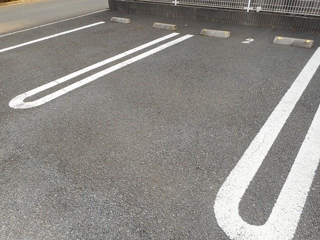 サンリット　アヴェニューの駐車場|駐車スペースもあります