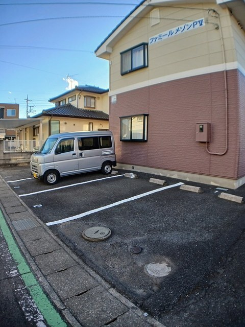 ファミールメゾンＰⅤの駐車場