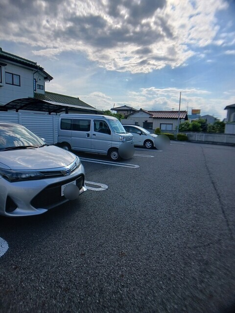 ハピネス　ガーデンの駐車場