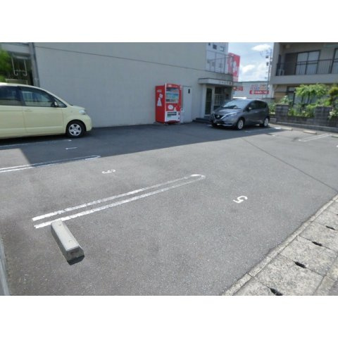シャトウ清栄の駐車場