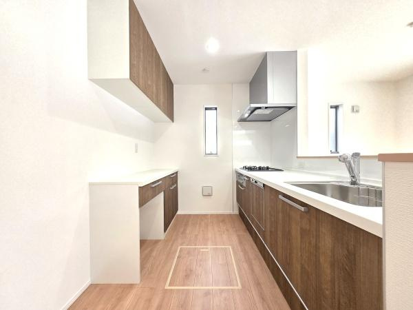 横浜市青葉区大場町の新築一戸建のキッチン|広々としたキッチンは、
落ち着いて料理が出来ます！