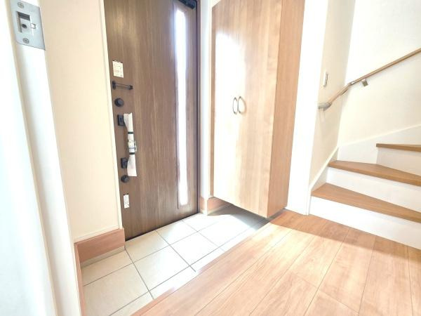 横浜市青葉区大場町の新築一戸建の玄関|収納豊富な玄関です。
この明るい玄関が気持ちよく家族を迎え入れます♪