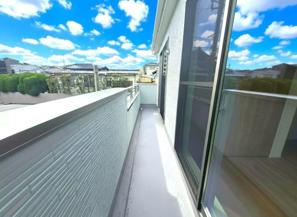 横浜市青葉区大場町の新築一戸建のバルコニー|陽当り良好のバルコニー！
風通しもよく気持ちいいです