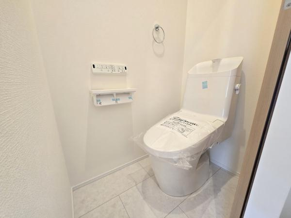 横浜市青葉区大場町の新築一戸建のトイレ|清潔感のある内装のすっきりとしたデザインのトイレです。
水周りが綺麗だと安心ですね。
