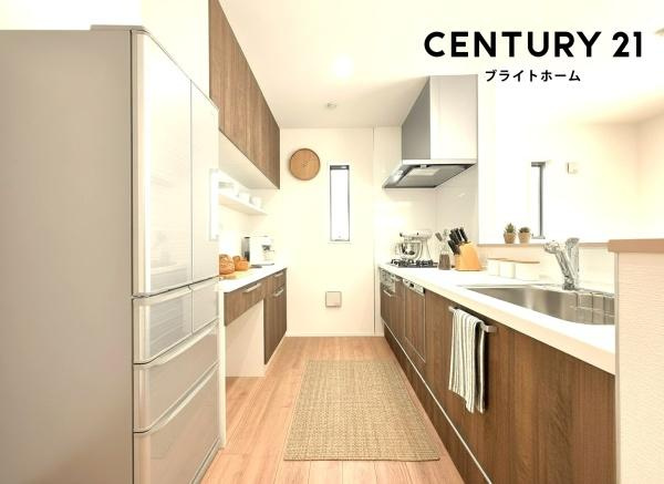 横浜市青葉区大場町の新築一戸建のキッチン|広々としたキッチンは、
落ち着いて料理が出来ます！
※家具等はＣＧでの参考レイアウトです。