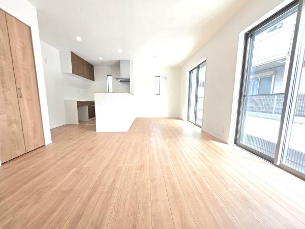横浜市青葉区大場町の新築一戸建の居間・リビング|窓からは明るい光が差し込みます！
電気をつけなくても明るいです。