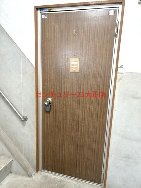 小林マンションの玄関