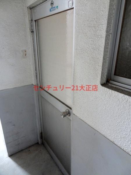 西浜マンションの玄関
