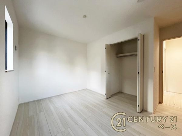 生駒市仲之町　／一戸建の洋室|■現地撮影写真■日当たりのよい明るい雰囲気の洋室です！