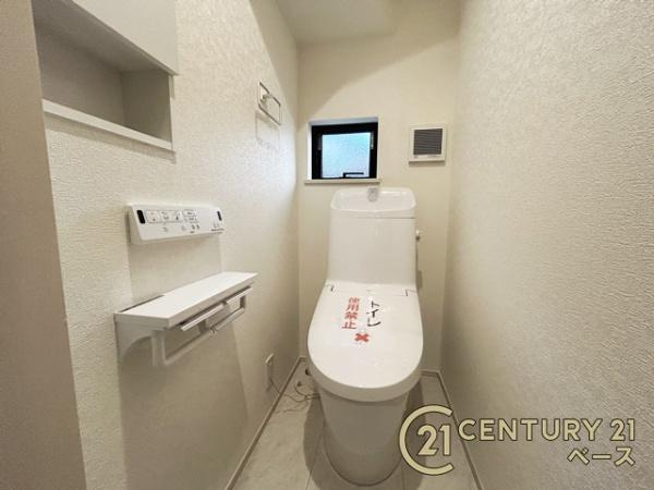 生駒市仲之町　／一戸建のトイレ|■現地撮影写真■従来品と比べ約７０％も節水タイプのトイレです！１階・２階共にウォシュレット付き！