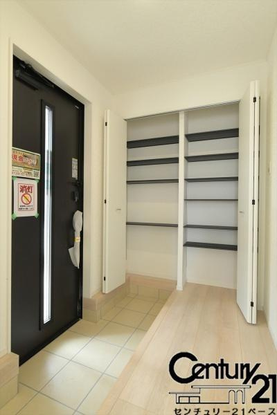 クレイドルガーデン若葉台 ５号棟 ／新築一戸建の内観：施工例|■玄関には大容量収納スペースを完備！■