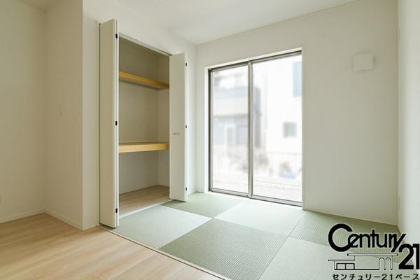 クレイドルガーデン若葉台 ５号棟 ／新築一戸建の内観：施工例|■リビング横には便利なタタミコーナーを完備！■