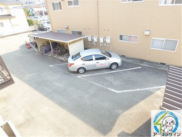 中尾弐番館B棟の駐車場