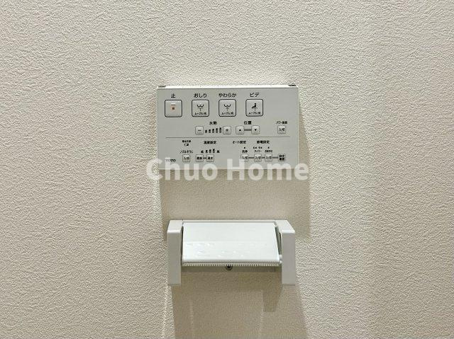 葛飾区青戸7丁目新築分譲住宅のトイレ|【ウォシュレット】清潔に使いたいお手洗いには最適な設備です。もちろんウォームレットも標準装備です。