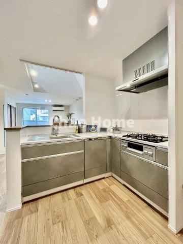 葛飾区青戸7丁目新築分譲住宅のキッチン|収納豊富なシステムキッチン